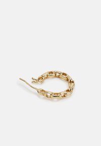 Zlaté náušnice ve tvaru kruhu s propojeným řetězcem, s lesklým povrchem a bezpečným zapínáním. Texturované články dodávají hloubku.