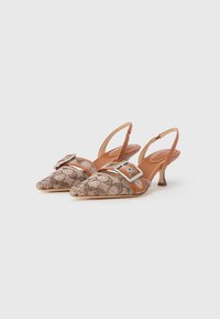 Τακούνια slingback με μυτερή μύτη, επενδεδυμένα με υφασμάτινη υφή σε χρυσό και καφέ χρώμα, με μεταλλική αγκράφα στο λουρί.