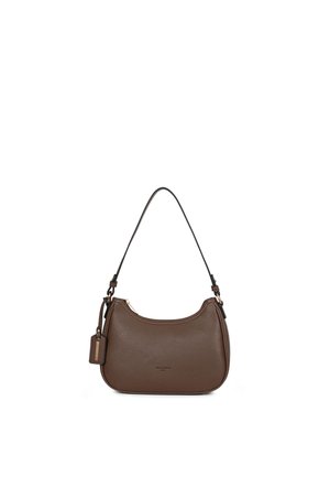 Sac à bandoulière en cuir marron texturé avec fermeture éclair incurvée en haut, sangle noire et étiquette rectangulaire attachée sur fond blanc.