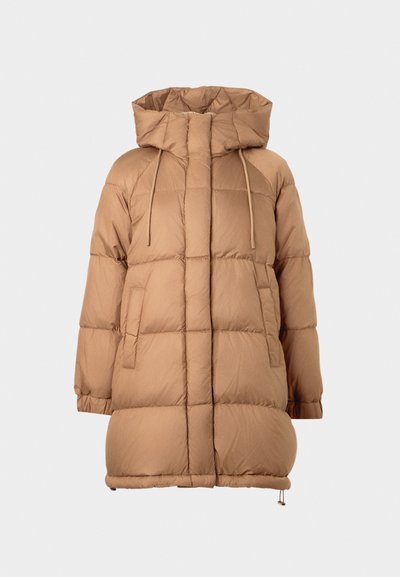 Casaco puffer castanho com capuz, apresentando um design acolchoado, cordões e bolsos laterais. Textura suave e corte até ao joelho.
