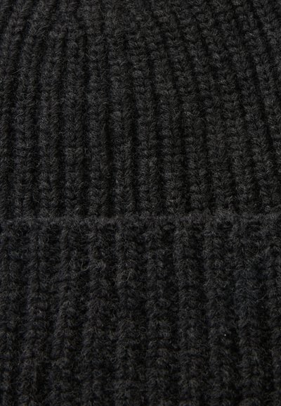 Gros plan d'un tissu tricoté gris foncé avec un motif côtelé et une texture douce et duveteuse.