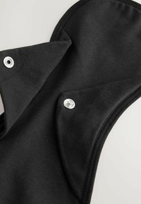 Accessorio in tessuto nero con texture liscia, chiusure a scatto e forma sagomata con bordi piegati per un design elegante.