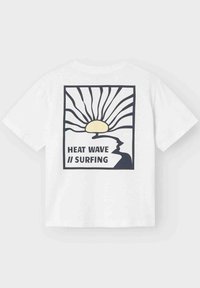 Camiseta blanca de algodón con un estampado gráfico de un diseño de sol y ola, con el texto "HEAT WAVE // SURFING" en acentos negros y amarillos.