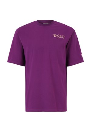 Camiseta de algodón morada con cuello redondo, mangas cortas y el logo "R.S.V.P." en beige en el lado izquierdo del pecho. Diseño liso.