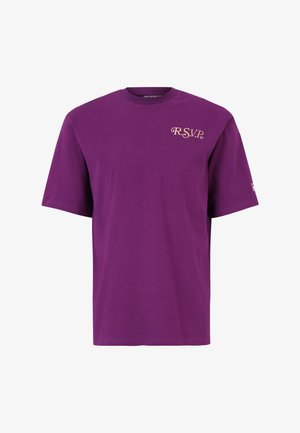 Camiseta de algodón morada con cuello redondo, mangas cortas y el logo "R.S.V.P." en beige en el lado izquierdo del pecho. Diseño liso.