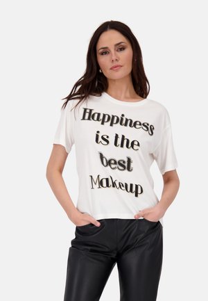 Weißes Baumwoll-T-Shirt mit kurzen Ärmeln, versehen mit schwarzem, strukturiertem Text: "Happiness is the best Makeup", kombiniert mit schwarzen, falschen Lederhosen.