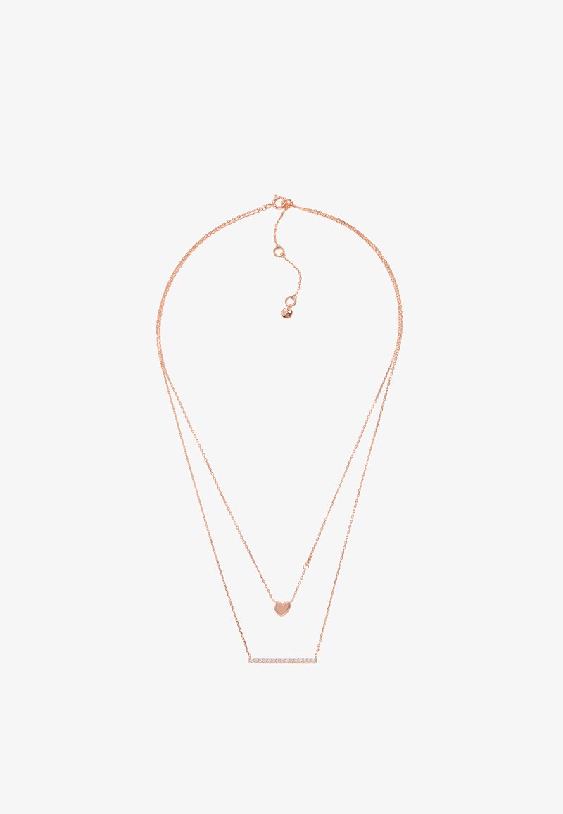 Collier double chaîne délicat en or rose avec un petit pendentif en forme de cœur sur la chaîne plus courte et une barre horizontale avec des cristaux incrustés sur la chaîne plus longue.