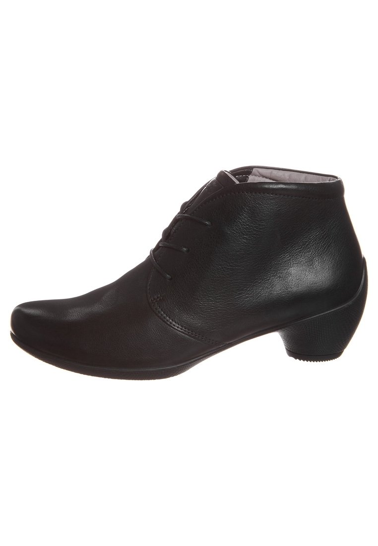 Botas de tobillo de cuero negro con puntera redondeada, cordones en la parte delantera y un tacón bajo. Textura suave con detalles de costura sutil.