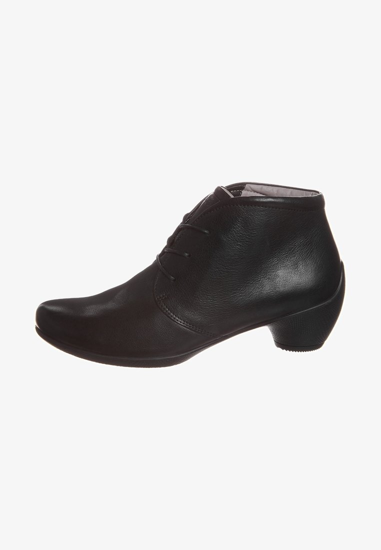 Botas de tobillo de cuero negro con puntera redondeada, cordones en la parte delantera y un tacón bajo. Textura suave con detalles de costura sutil.