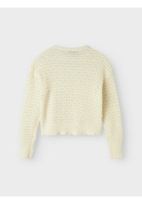 Cremfarbener, kurzkardigter Pullover mit strukturiertem Diamantmuster, gerippten Bundabschlüssen und weitem Ausschnitt. Handgestricktes Aussehen.