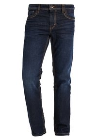 Pantalones vaqueros de mezclilla azul oscuro con un corte ajustado, que presentan costuras doradas en contraste, bolsillos frontales y un cierre de botón clásico.