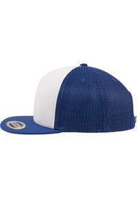 Blå og hvit snapback caps med en solid blå front, hvit topp og blå netting bak. Har en flat skygge og justerbar stropp.