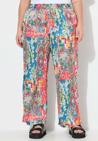 Multikleurige wijde broek met levendige bloem- en geometrische patronen, voorzien van een elastische tailleband en soepele stof.