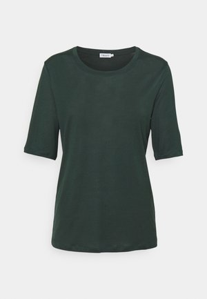 Donkergroene T-shirt met korte mouwen en ronde hals, voorzien van een klein merkembleem aan de binnenkant van de halslijn, afgebeeld op een witte achtergrond.