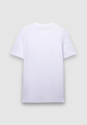 T-shirt en coton blanc, manches courtes, col rond, coupe décontractée, texture lisse, design uni, sans logos ni motifs visibles au dos.