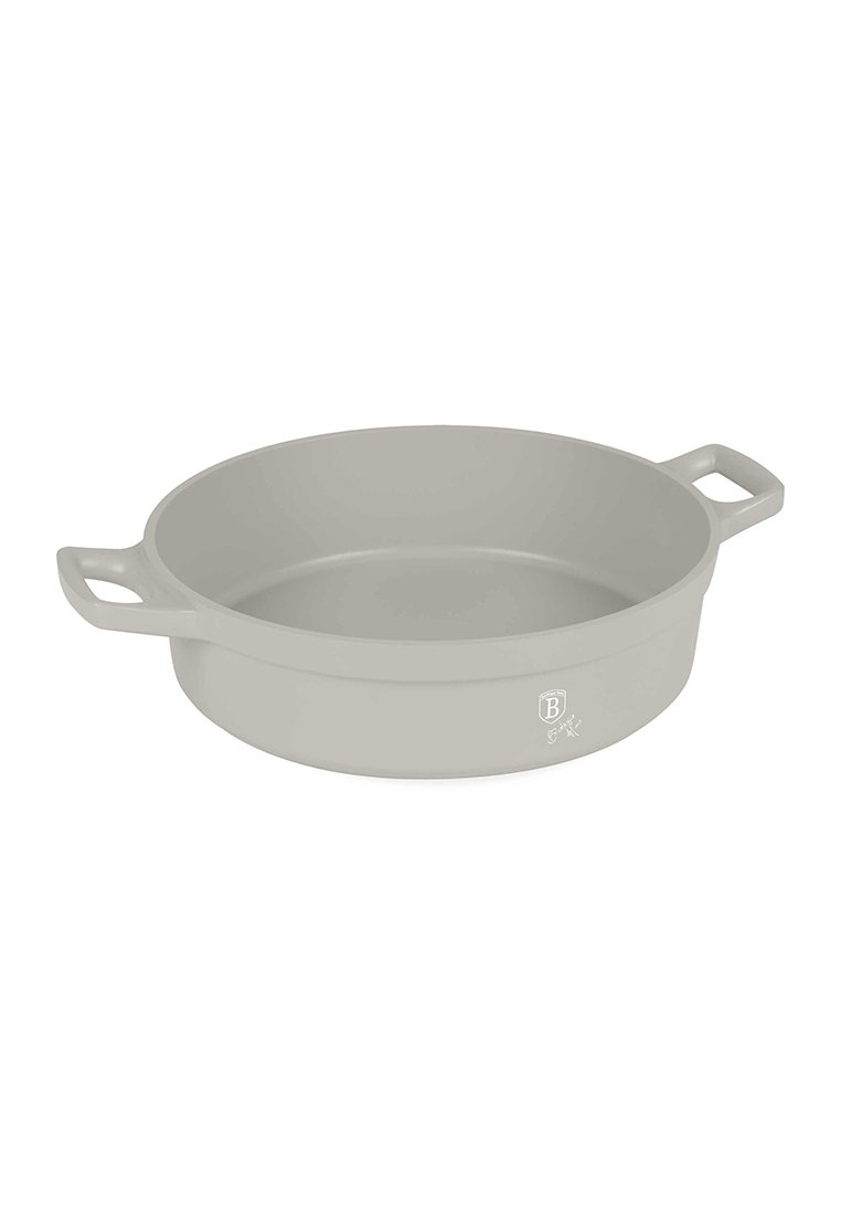 Plat à cuisson rond en silicone gris clair. Comprend deux poignées latérales, un intérieur lisse et un logo sur le devant. Durable et facile à nettoyer.
