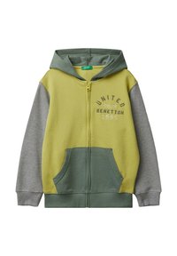 Kapuzen-Sweatshirt mit Reißverschluss, grauen Ärmeln, grünem und gelbem Oberteil, Fronttaschen und dem Schriftzug "United Colors of Benetton 1965" auf der Brust.