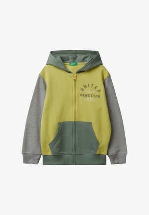 Sweatshirt à capuche zippé avec des manches grises, un corps vert et jaune, des poches avant et le texte "United Colors of Benetton 1965" sur la poitrine.