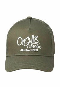 Gorra verde olivo con texto blanco bordado, que presenta "ORGNL$ 1990" y "JACK & JONES". Diseño estructurado con una visera curvada.