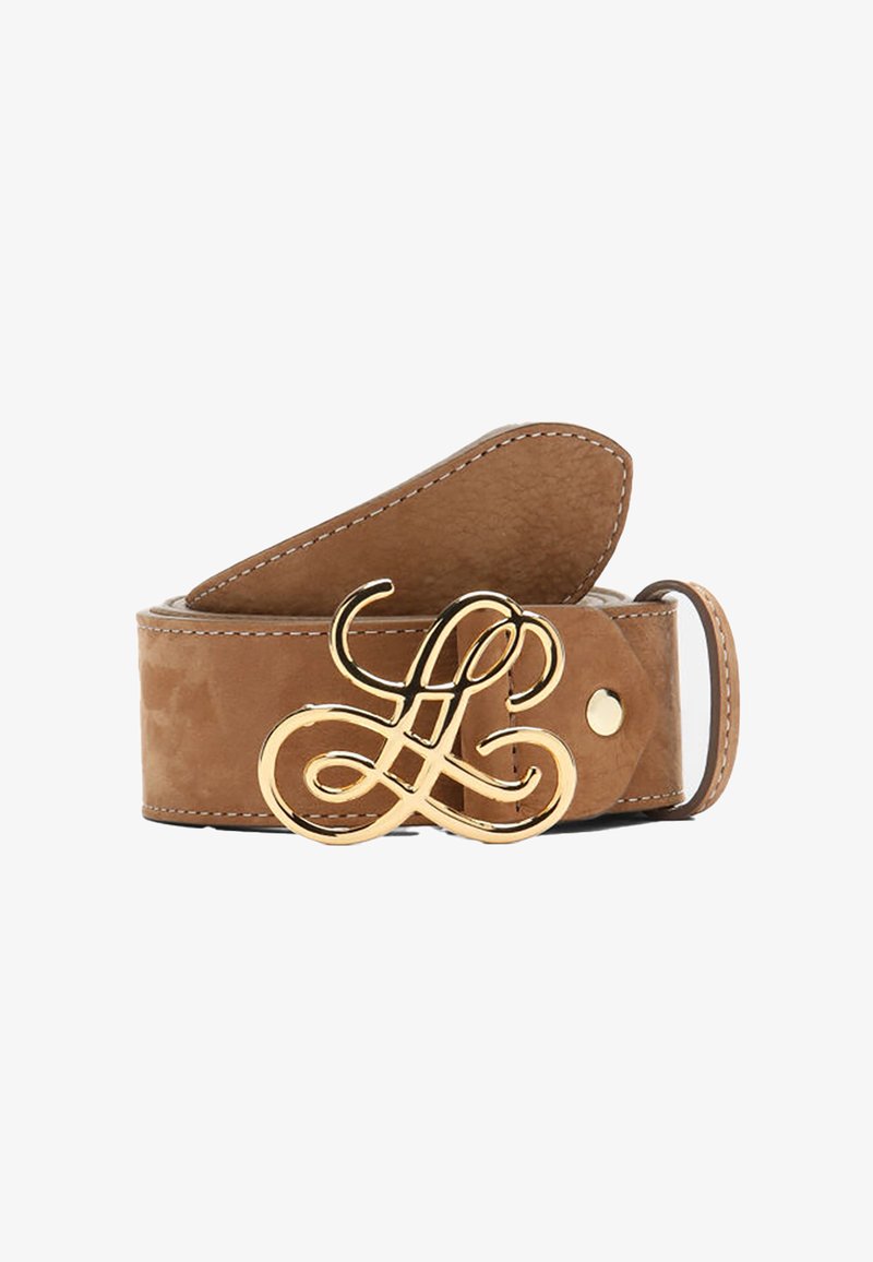 Pojas od smeđeg antiknog brušenog kože s bijelim šavovima i velikom zlatnom kopčom u obliku slova na bijeloj pozadini.