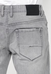 Koroshi STRETCH REGULAR FIT - Džinsi ar taisnām starām - gris