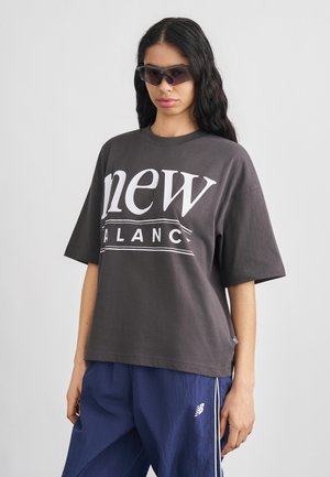 REIMAGINED - T-shirts med print - antrachite