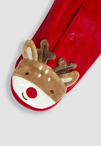 Roter Pantoffel mit einem strukturierten, plüschigen Rentiergesicht, braunen Geweihen, einer roten Nase und gestickten Details auf einem weichen Stoffhintergrund.