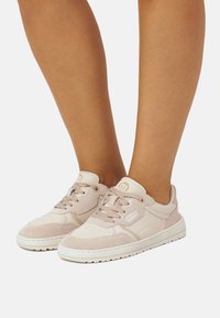 Sneakers rosa chiaro in morbida pelle scamosciata e cuoio, con punta arrotondata, design con lacci e suola in gomma bianca con battistrada testurizzato.
