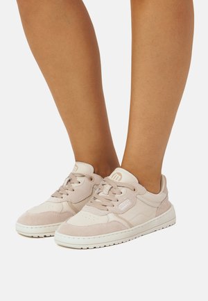 Sneakers rosa chiaro in morbida pelle scamosciata e cuoio, con punta arrotondata, design con lacci e suola in gomma bianca con battistrada testurizzato.