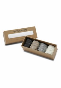 Ensemble de quatre genouillères pour bébé texturées en noir, beige, gris et blanc, placées dans une boîte marron ouverte à côté d'un couvercle assorti.