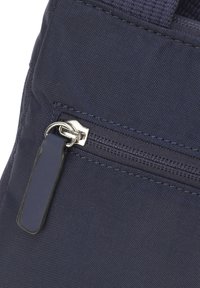 Borsa in tessuto navale con superficie texturizzata, dotata di una cerniera argento e di un tirante scuro per una chiusura sicura. Manico robusto visibile.