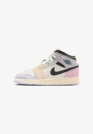 Zapatilla Nike Air Jordan de media distancia con paneles en blanco, azul pastel, amarillo y rosa, logo Swoosh negro, logotipo en color teal, cordones blancos y suela beige sobre fondo blanco.