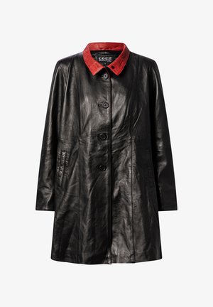 Zwarte leren jas met een rode leren kraag, lange mouwen en knopen aan de voorkant. Bevat zijzakken en een gladde textuur.