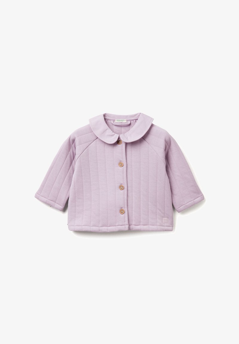 Lila gesteppte Jacke mit rundem Kragen, Holzknöpfen und Dreiviertelärmeln. Verfügt über vertikale Nähte und eine weiche Textur.