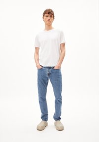 ARMEDANGELS JAAMES BRUSHED - T-Shirt basic - white