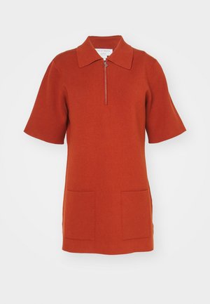 Κόκκινο πλεκτό φόρεμα με κοντά μανίκια, κολαριστό λαιμό και μπροστινό φερμουάρ. Περιλαμβάνει δύο λεπτομέρειες μπροστινών τσέπών. Λείος υφασμάτινος χαρακτήρας.