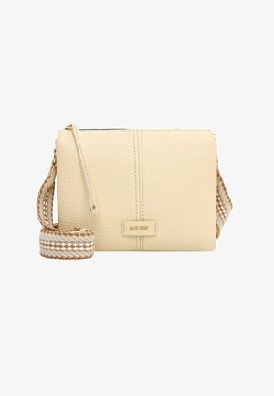 Bolso bandolera de cuero beige texturizado con placa de logo dorada y correa ajustable tejida en beige, blanco y marrón.