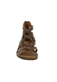 Sandale gladiateur en cuir marron avec plusieurs brides croisées et une semelle plate, vue de face sur fond blanc.
