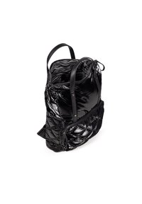 Mochila negra acolchada con acabado brillante, cierre de cremallera, asas dobles y forro interior a rayas. Cuenta con un bolsillo adicional con cremallera en la parte frontal.