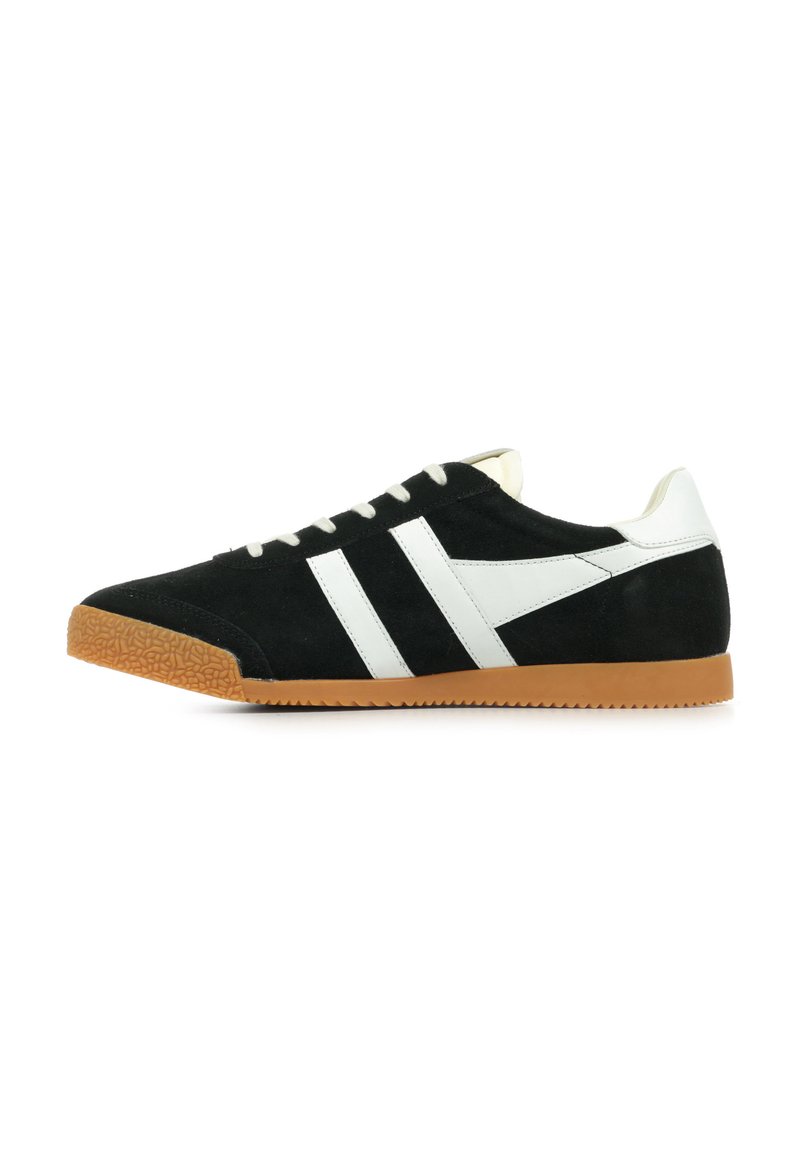 Sneaker in suede nero con strisce bianche, punta rotonda e suola in gomma naturale. Presenta un design con lacci e dettagli texture sulla suola.