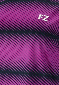 Lila och svart mönstrad tyg med diagonala ränder; har en vit "FZ"-logga på framsidan. Slät textur och atletisk design.