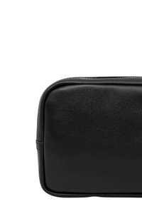 Borsa in pelle sintetica nera con una texture liscia, forma rettangolare e cuciture sottili. Presenta una chiusura con zip lungo il bordo superiore.