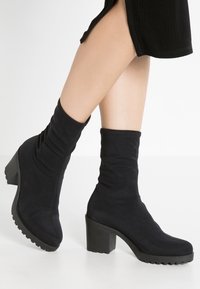 Vagabond Botines con plataforma - black
