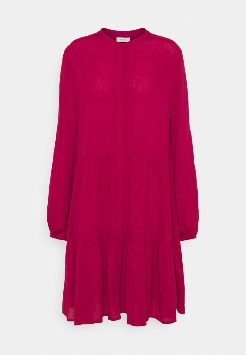 Sukienka w kolorze fuksji, z długim rękawem, wykonana z lekkiego materiału, z zapięciem na guziki z przodu, wysokim kołnierzem oraz warstwową, zwiewną spódnicą.