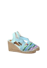 Espadrillas con zeppa in tessuto azzurro chiaro, caratterizzate da ricami multicolori a zigzag e dettagli in juta intrecciata sulla suola e sul tallone.