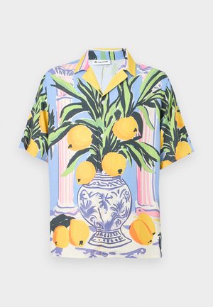 Košile s krátkým rukávem a zapínáním na knoflíky s barevným potiskem modré vázy držící zelené listy a několik žlutých citronů.