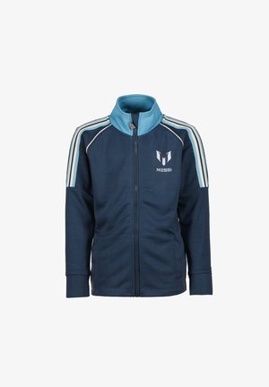 Granatowa sportowa kurtka z jasnoniebieskim wysokim kołnierzem, zamkiem błyskawicznym z przodu, białymi i niebieskimi paskami na rękawach oraz białym logo Messiego na piersi.