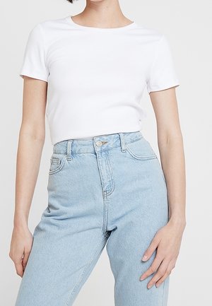 Witte T-shirt met korte mouwen en een ronde hals, gecombineerd met lichtblauwe denim jeans met hoge taille, met een sluiting aan de voorkant en zijzakken.