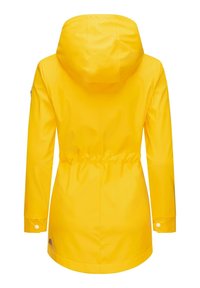 Veste imperméable jaune avec une taille cintrée, capuche et détails à boutons-pression sur les manches. Texture lisse et brillante.