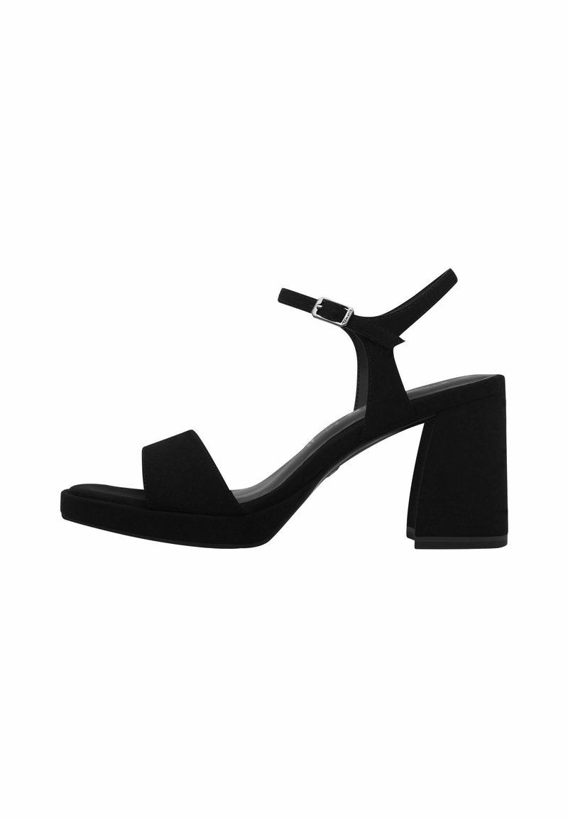 Sandales à talons hauts en daim noir avec un orteil carré, bride de cheville réglable et un talon épais. Texture lisse avec des détails minimaux.